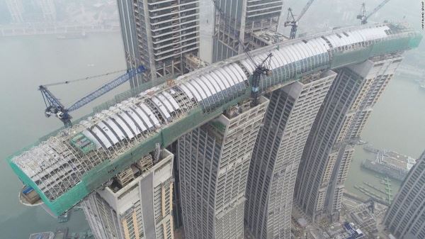 <br />
В Китае построили первый в мире «горизонтальный небоскреб»<br />
