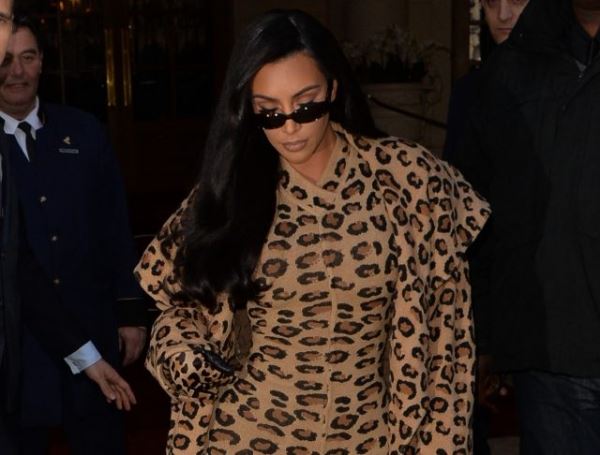 Ким Кардашьян снова в Париже. И она в леопарде!