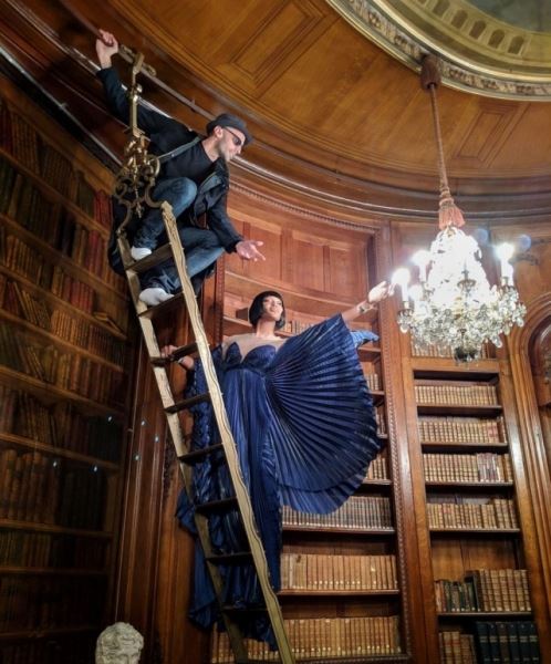 Наоми Кэмпбелл в необычном платье стала звездой вечеринки в Париже (ФОТО)