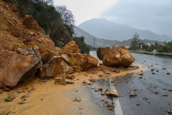 <br />
Дожди и шторм на Крите уничтожили дороги и мосты на 100 млн евро<br />
