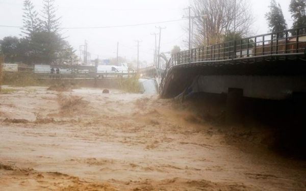 <br />
Дожди и шторм на Крите уничтожили дороги и мосты на 100 млн евро<br />
